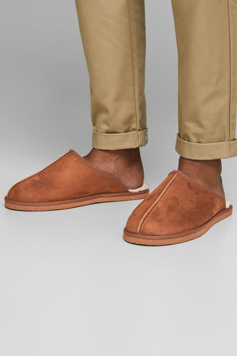 Chaussettes beige d'ACCESSORIES BY JACK & JONES, avec une finition marron et portées avec un pantalon kaki.