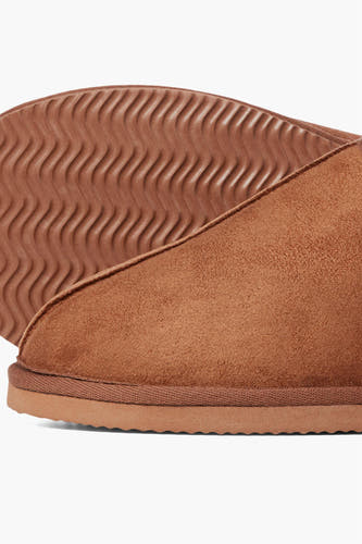 Chaussons beige d'ACCESSORIES BY JACK & JONES, avec une partie supérieure en suède et une semelle ondulée.