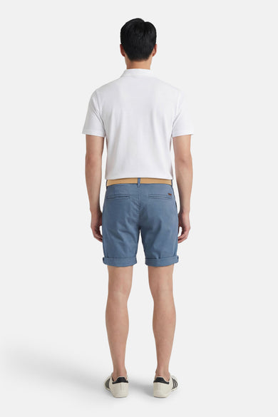 Blauwe short van JACK & JONES JEANS INTELLIGENCE, gezien van achteren, met beige riem en witte sneakers.