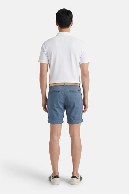 Blauwe short van JACK & JONES JEANS INTELLIGENCE, gezien van achteren, met beige riem en witte sneakers.
