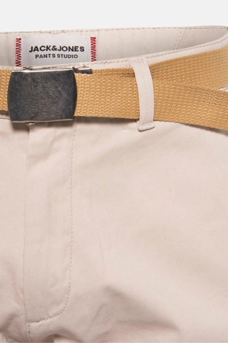 Beige broek met stoffen riem en metalen gesp.
