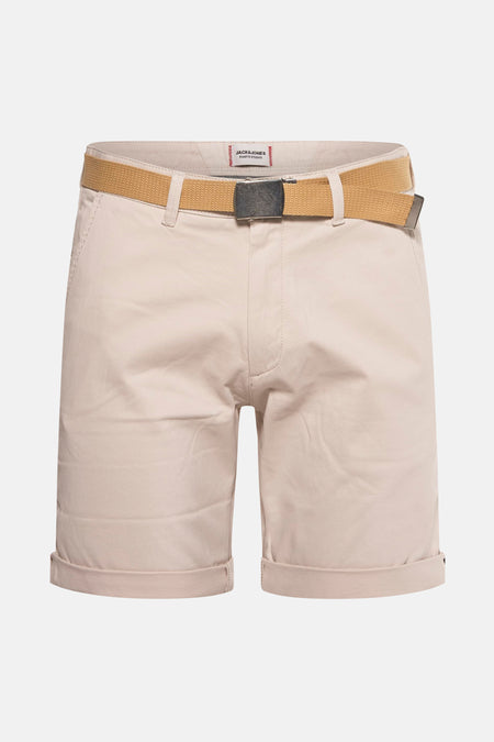 Beige Jack & Jones shorts met bruine riem.