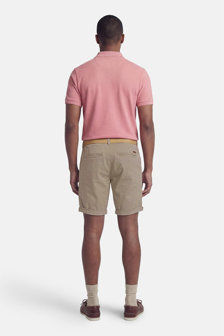 Grijze short van JACK & JONES JEANS INTELLIGENCE, met een opgerolde zoom, gedragen met een roze polo, bruine schoenen en beige sokken, van achteren gezien.
