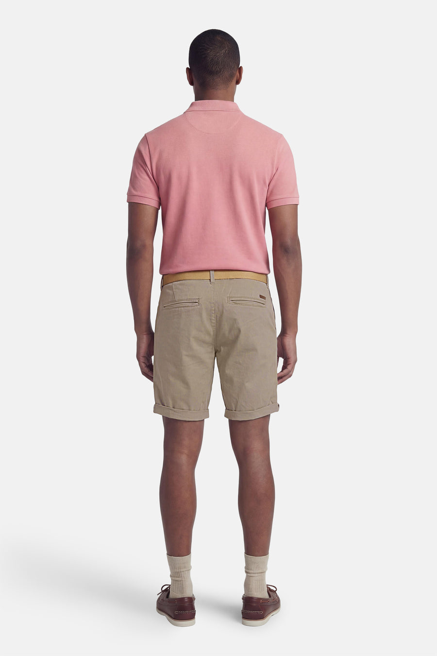 Grijze short van JACK & JONES JEANS INTELLIGENCE, met een opgerolde zoom, gedragen met een roze polo, bruine schoenen en beige sokken, van achteren gezien.
