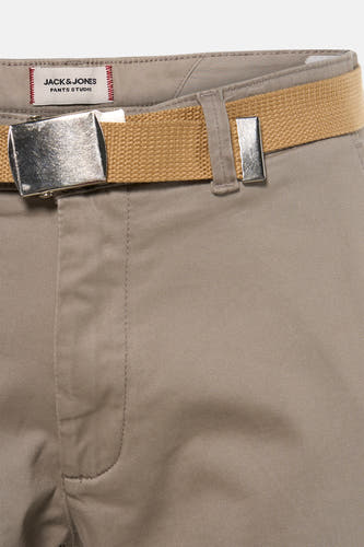Short gris de JACK & JONES JEANS INTELLIGENCE, avec ceinture marron à boucle argentée.