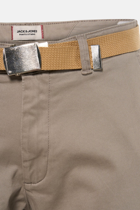 Short gris de JACK & JONES JEANS INTELLIGENCE, avec ceinture marron à boucle argentée.