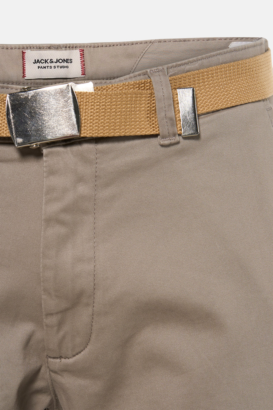 Short gris de JACK & JONES JEANS INTELLIGENCE, avec ceinture marron à boucle argentée.