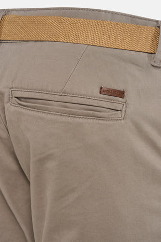 Short gris de JACK & JONES JEANS INTELLIGENCE, avec une ceinture marron et une poche passepoilée à l'arrière.