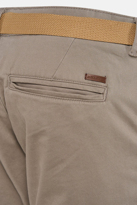 Short gris de JACK & JONES JEANS INTELLIGENCE, avec une ceinture marron et une poche passepoilée à l'arrière.