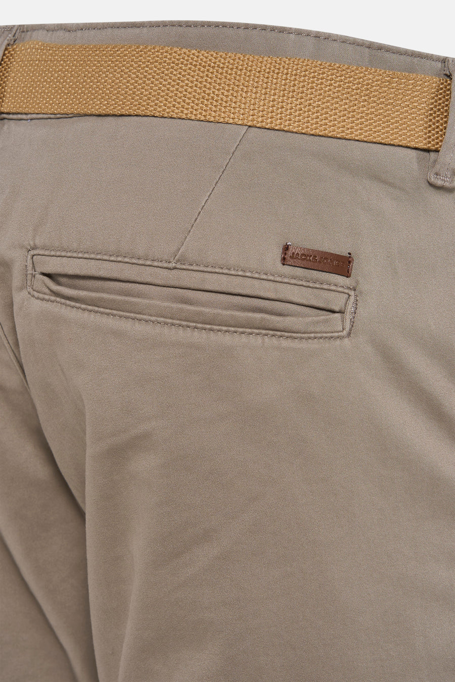 Short gris de JACK & JONES JEANS INTELLIGENCE, avec une ceinture marron et une poche passepoilée à l'arrière.