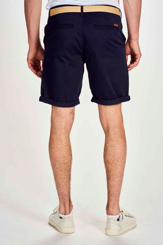 Blauwe short van JACK & JONES JEANS INTELLIGENCE, met riem en omgeslagen pijpen, gezien van achteren.
