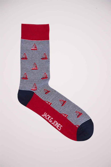 Chaussettes rouges d'ACCESSORIES BY JACK & JONES avec des rayures bleues et blanches et des petits bateaux de voile rouges.