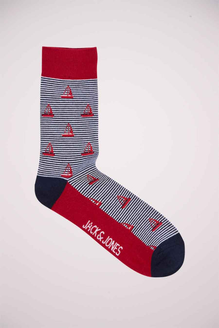 Chaussettes rouges d'ACCESSORIES BY JACK & JONES avec des rayures bleues et blanches et des petits bateaux de voile rouges.