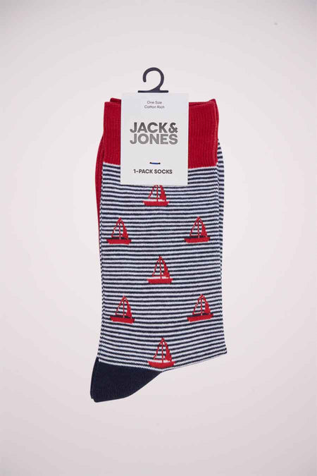 Rode sokken van ACCESSORIES BY JACK & JONES met blauw-witte strepen en rode zeilbootjes.