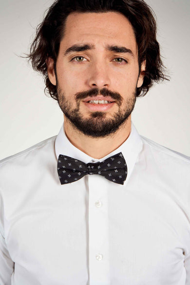 Écharpe noire d'ACCESSORIES BY JACK & JONES, avec un motif fin, portée avec une chemise blanche.