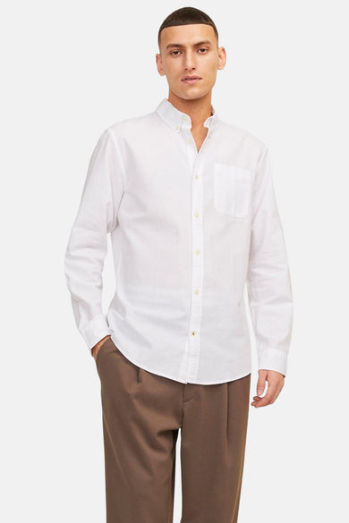 Chemise blanche à manches longues de PREMIUM by JACK & JONES, vue de l'arrière, associée à un pantalon marron.