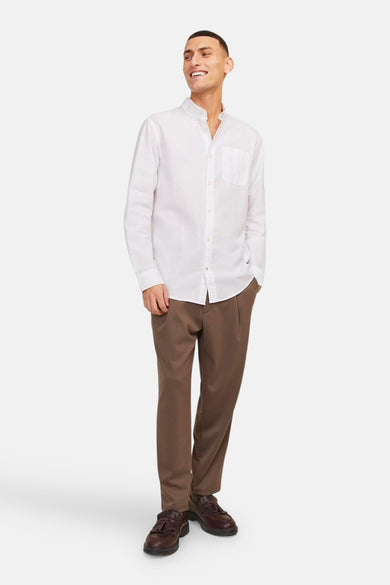 Wit overhemd met lange mouwen van PREMIUM by JACK & JONES, gedragen met bruine pantalon en leren schoenen.