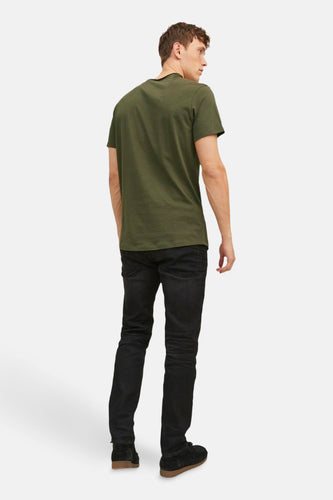 Khaki T-shirt met korte mouwen van CORE BY JACK & JONES, achterkant gezien met zwarte jeans en suède schoenen.
