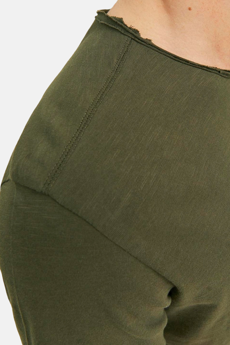 Khaki T-shirt met korte mouwen van CORE BY JACK & JONES, met ruwe randafwerking rond de halslijn.