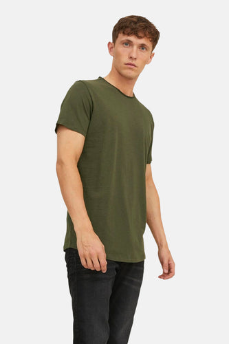Khaki T-shirt met korte mouwen van CORE BY JACK & JONES, gecombineerd met een zwarte jeans.
