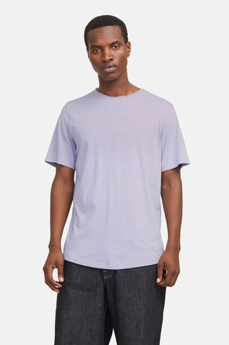 Paars T-shirt met korte mouwen van CORE BY JACK & JONES, gedragen met donkere jeans.