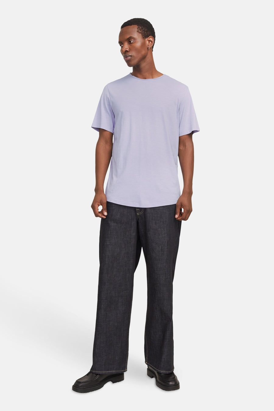 Paars T-shirt met korte mouwen van CORE BY JACK & JONES, met een ronde hals en gedragen met donkere jeans en zwarte schoenen.
