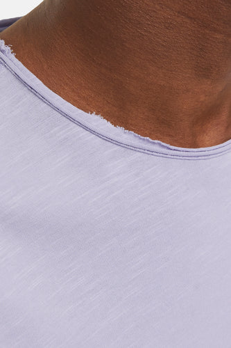 Paars T-shirt met korte mouwen van CORE BY JACK & JONES, met een gerafelde halslijn.