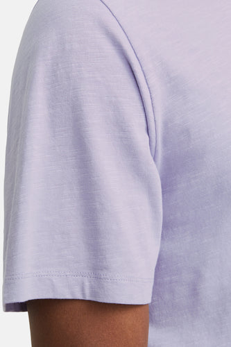 Paars T-shirt met korte mouwen van CORE BY JACK & JONES, close-up weergave van mouw en schouder.