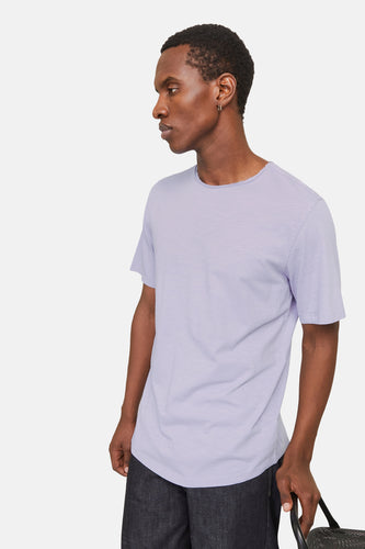 Paars T-shirt met korte mouwen van CORE BY JACK & JONES, effen design gedragen door een model.