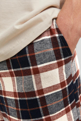 Pantalon de pyjama à carreaux d'ACCESSORIES BY JACK & JONES, avec des accents marron et bleu marine et une main visible.