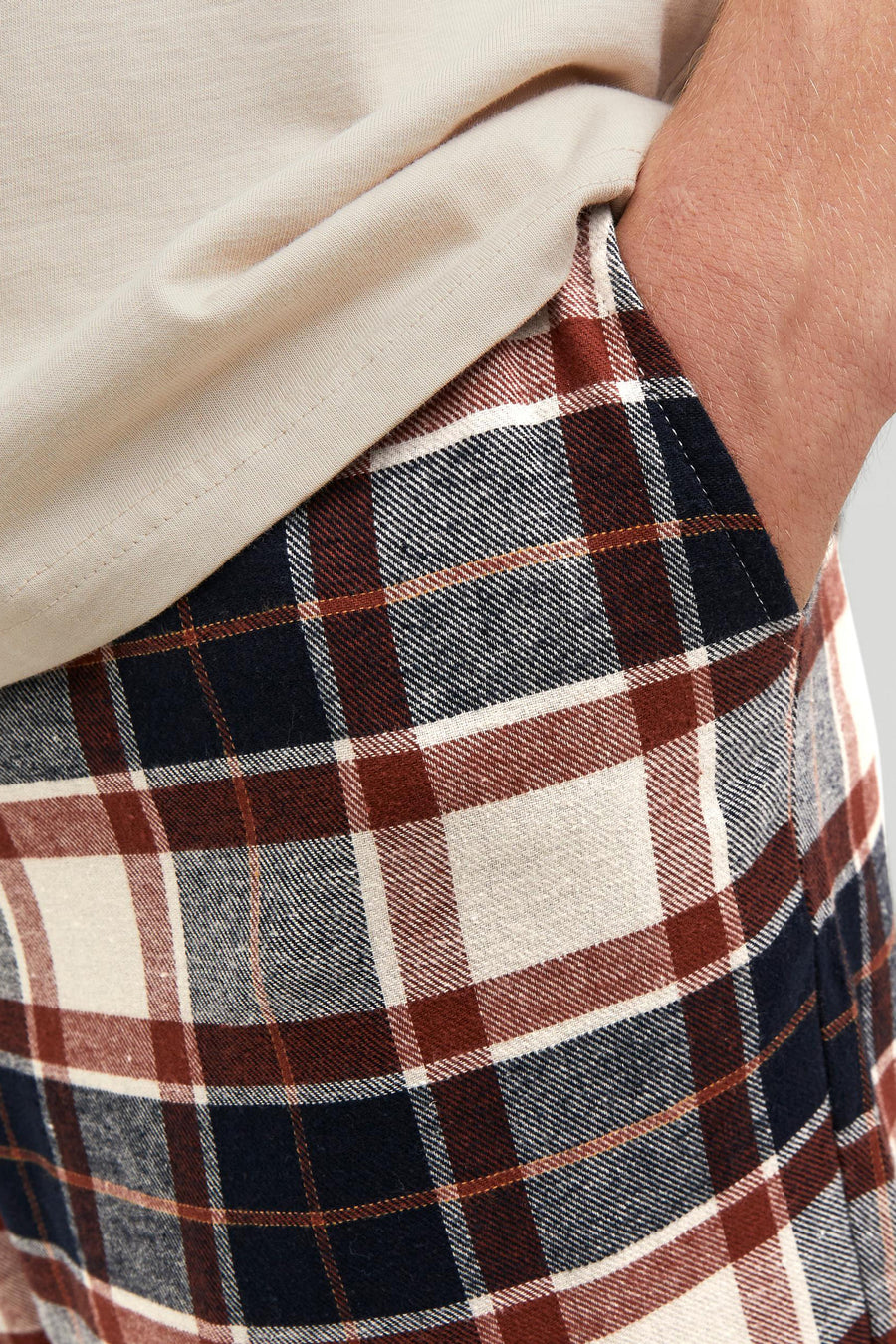 Pantalon de pyjama à carreaux d'ACCESSORIES BY JACK & JONES, avec des accents marron et bleu marine et une main visible.