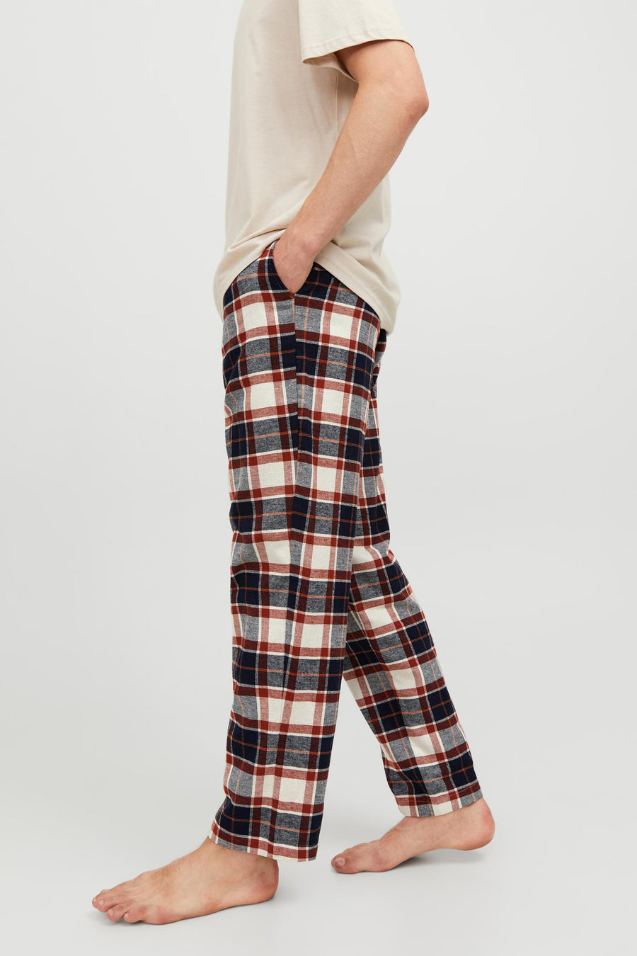 Witte pyjamabroek van ACCESSORIES BY JACK & JONES met een geruit patroon in rood en marineblauw, in zijaanzicht.
