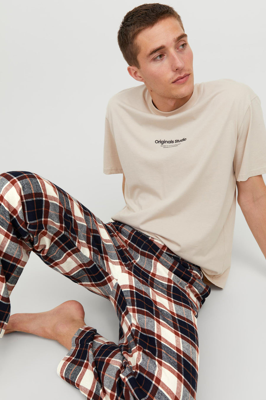 Geruite pyjamabroek van ACCESSORIES BY JACK & JONES, met een klassiek ruitpatroon in blauw, bruin en wit.
