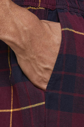 Pantalon de pyjama Bordeaux d'ACCESSORIES BY JACK & JONES, avec un motif à carreaux et une main dans la poche.