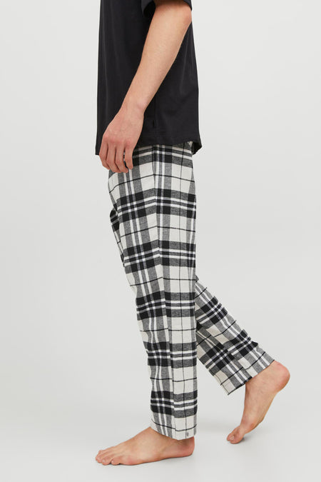 Pantalon de pyjama à carreaux noir et blanc de ACCESSORIES BY JACK & JONES, vu sur une personne debout pieds nus.