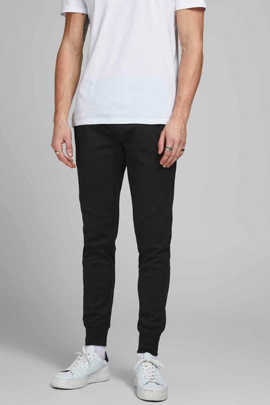 Short de jogging JACK JACK & & JONESANS INTETEIG port,éé un un-shirt-shirt blanc et des baskets blanches.