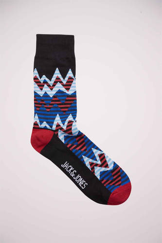 Chaussettes brunes d'ACCESSORIES BY JACK & JONES avec un motif zigzag en bleu, rouge et blanc, avec une bordure noire et des orteils.