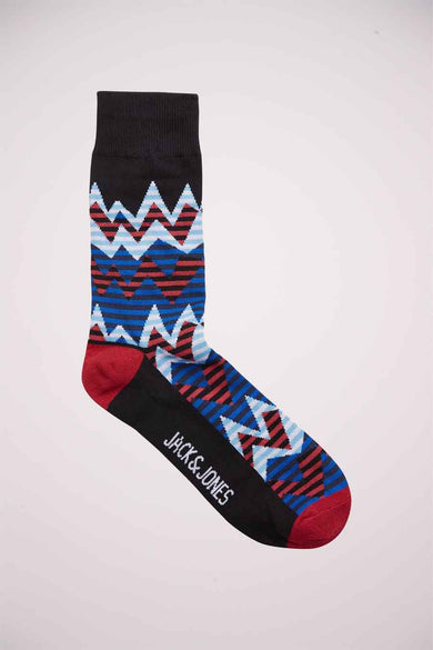 Chaussettes brunes d'ACCESSORIES BY JACK & JONES avec un motif zigzag en bleu, rouge et blanc, avec une bordure noire et des orteils.