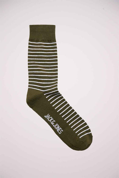 Chaussettes vertes d'ACCESSORIES BY JACK & JONES avec des rayures horizontales blanches sur toute la chaussette.