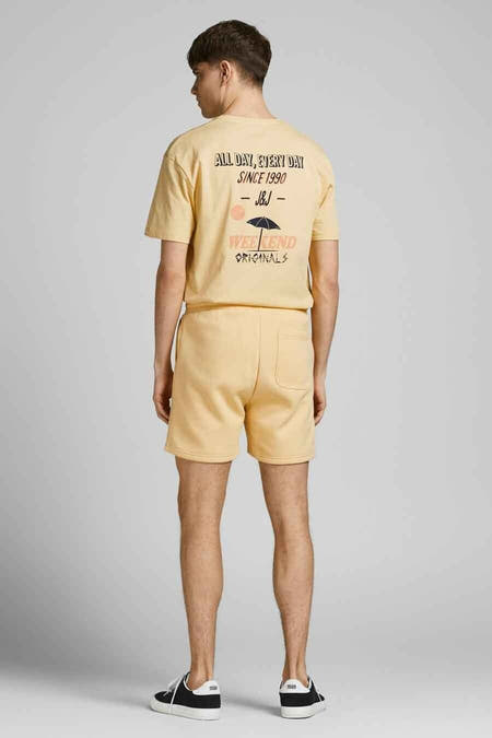 T-shirt beige d'ORIGINALS BY JACK & JONES, avec une impression sur le dos et associé à des shorts.