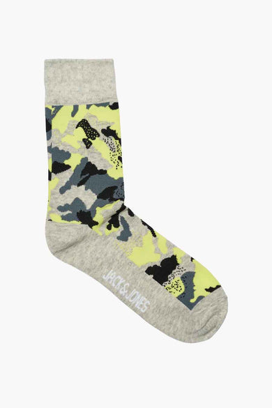 Chaussettes de ACCESSORIES BY JACK & JONES avec motif camouflage en gris, noir et jaune.