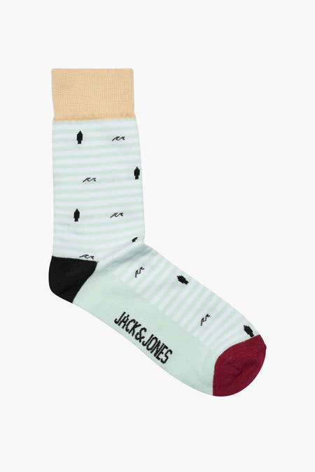 Chaussettes bleues d'ACCESSORIES BY JACK & JONES, avec un motif rayé et des accents noirs sur le pied et les motifs.