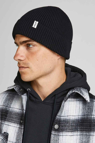 Mauvaise humeur de ACCESSORIES BY JACK & JONES, avec une texture à côtes, portée par un homme avec un hoodie et un chemisier rayé.