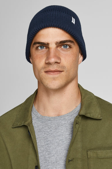 Casquette bleue d'ACCESSORIES BY JACK & JONES, avec une texture rayée, portée par un homme en chemise verte et t-shirt gris.