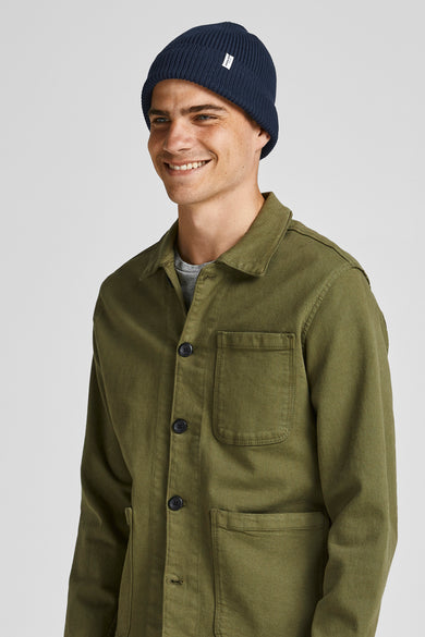 Casquette bleue d'ACCESSORIES BY JACK & JONES, tricotée et brodée avec un détail de marque.