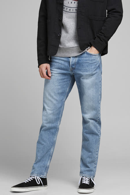 Jean slim de denim par JACK & JONES JEANS INTELLIGENCE, avec un léger lavage et des chaussures noires.