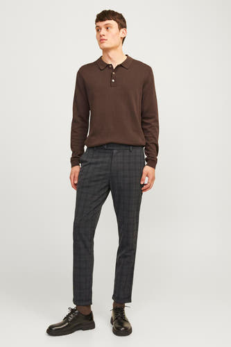 Pantalon brun de JACK & JONES JEANS INTELLIGENCE, avec un motif à carreaux et des chaussures noires.