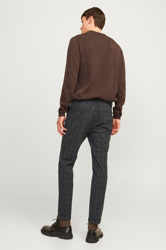 Pantalon brun de JACK & JONES JEANS INTELLIGENCE, avec un motif à carreaux, porté avec une chemise brune et des chaussures noires.