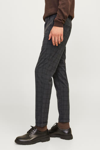 Pantalon brun de JACK & JONES JEANS INTELLIGENCE, avec une subtile rayure et des poches surmontées, en vue latérale.