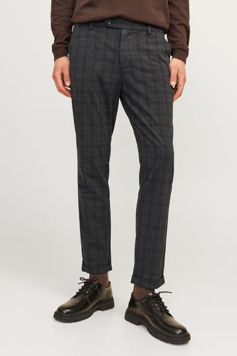 Pantalon gris à carreaux de JACK & JONES JEANS INTELLIGENCE, avec une chemise brune et des chaussures noires.